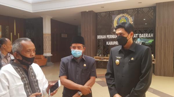 Surat Pengunduran Diri Lucky Hakim Belum Lengkap