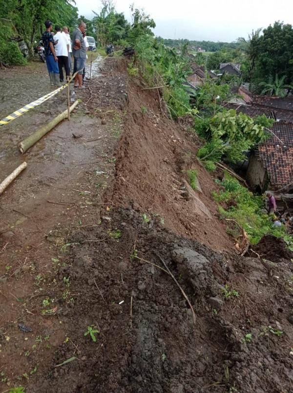 Diguyur Hujan Semalam, Mengakibatkan Banjir dan Longsor Di Klaten