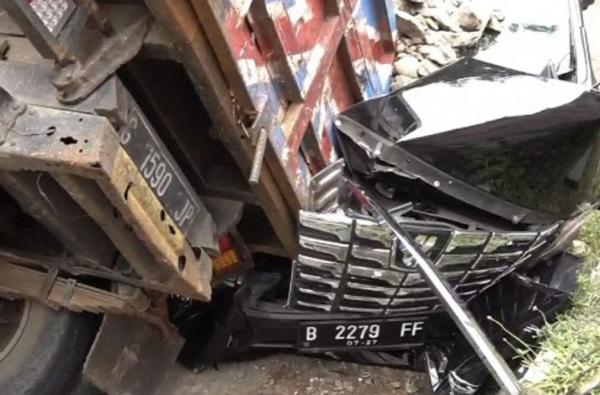 Waduh! Mobil Alphard Ringsek Parah Dihantam Truk Bermuatan Batu yang Tak Kuat Menanjak