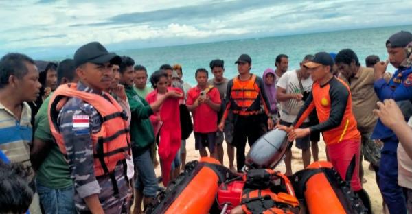 Prajurit TNI AL Lanal Rote Evakuasi Korban Tenggelam Bersama TIM SAR