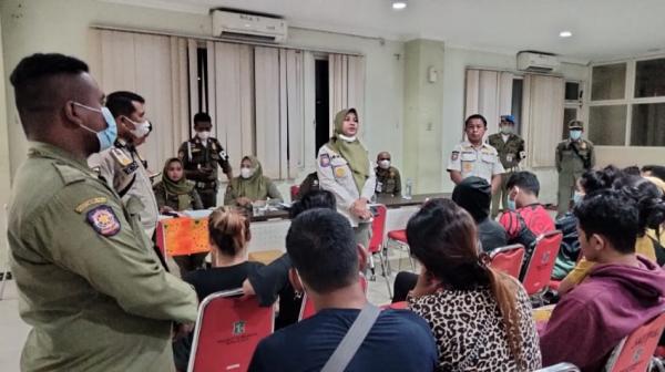 Razia Valentine, 26 Pasangan Bukan Suami Istri Ditemukan Cek In di Hotel Surabaya