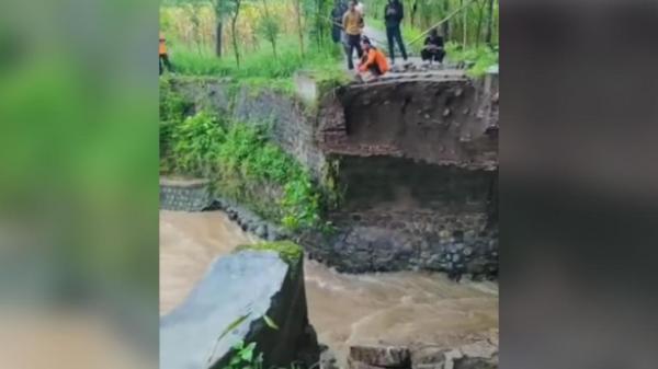 Jembatan Putus Tergerus Banjir, Ratusan Warga Jambon Ponorogo Terisolasi