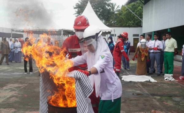 Peringati Bulan K3 Nasional, Pertamina Balikpapan Latih Pelajar SMA Padamkan Kebakaran