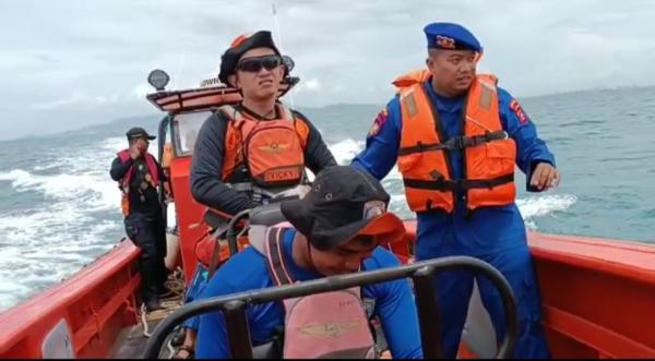 3 Nelayan Pandeglang Terdampar Akibat Perahu Tenggelam Digulung Ombak, Seperti Ini Kondisinya