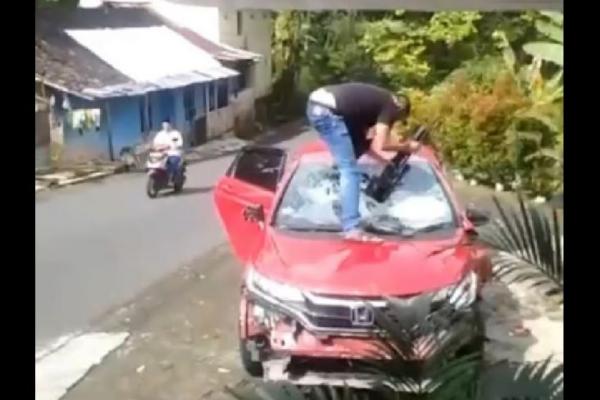 Astaga ! Ngamuk Anggota Polda Jateng, Pecahkan Kaca Mobil dengan Senapan