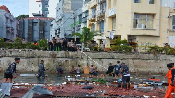 Satrol Lantamal X Bersihkan Puing-Puing Pasca Gempa di Ruko Permai Dok II Jayapura