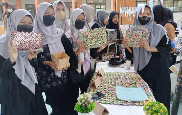 Pelajar SMA di Cirebon Ciptakan Kreasi Bernilai Ekonomis dari Daur Ulang Barang Bekas