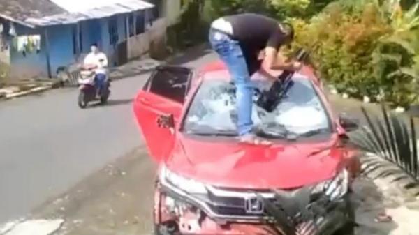 Viral, Terlibat Kecelakaan dengan Warga, Polisi Popor Kaca Brio Depan hingga Pecah