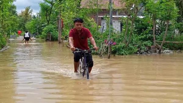Dua Hari, Warga Desa Pengkol Ponorogo Masih Terkepung Banjir