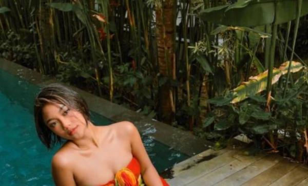 Potret Hot Marion Jola Pakai Bikini Berjemur di Pantai