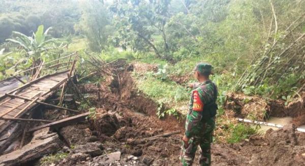 Akses Utama Longsor, Warga di Dusun Wisata Purbakala Tonjong Terisolir