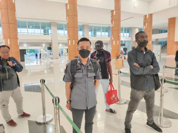 Gunakan Paspor Palsu, Kemenkumham Jatim Pulangkan Pesepakbola Asing Asal Nigeria