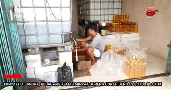 Video Pedagang  Kemas Minyak Goreng Curah dengan Botol Plastik Akibat Minyakita Langka