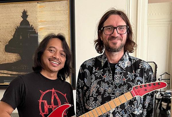 Gitaris Amerika Red Hot Chili Peppers Pakai Kemeja Batik Hadiah dari Dewa Budjana