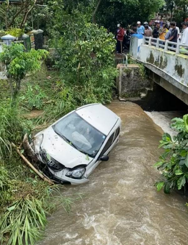 Diduga Hilang Kendali, Mobil Sedan Terjun ke Sungai