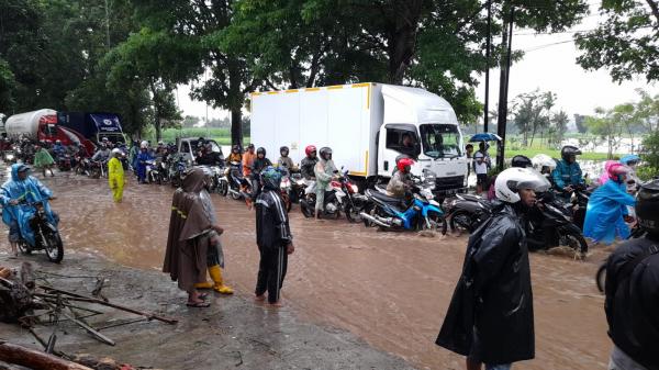 Banjir Tutup Akses Jalan Bondowoso-Jember, Lalu Lintas Macet Total 5 Kilometer