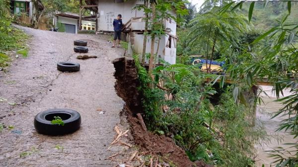 Akibat Retakan Tanah Akses Utama Jalan Penghubung antar Desa di Campakamulya Cianjur Terancam Putus