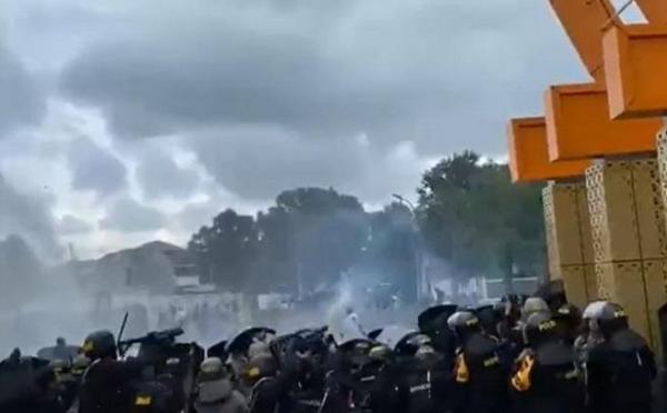 Bentrok PSIS Semarang vs Polisi di Luar Stadion Jatidiri Diwarnai Tembakan Gas Air Mata