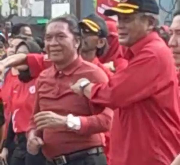 Berbaju Merah, Al Muktabar Asyik Ikut Senam Si Cita di Acara HUT PDIP Ke-50 di Lebak