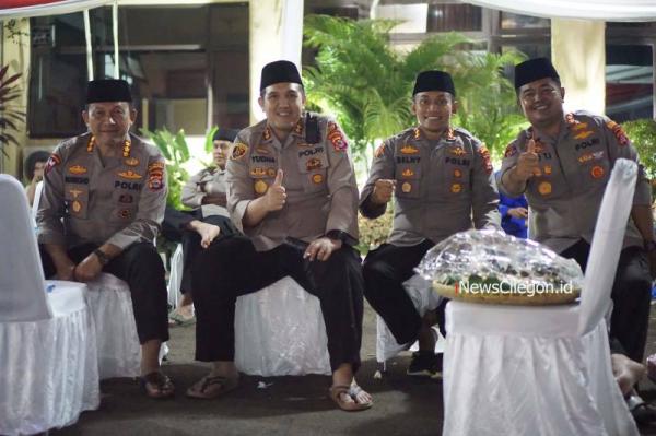 Para Kapolres di Banten Ikut Lek-lekan Nonton Wayang Kulit di Polda Banten