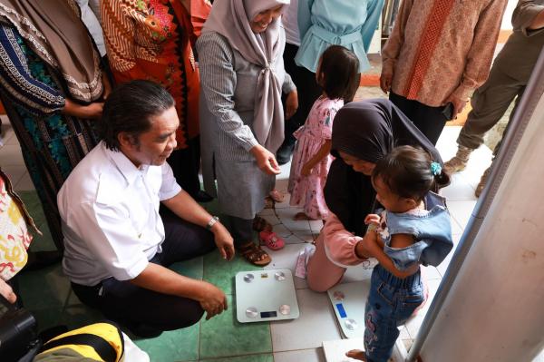 Tangani Stunting, Pj Gubernur Banten Berikan Nutrisi Tambahan Pada Balita