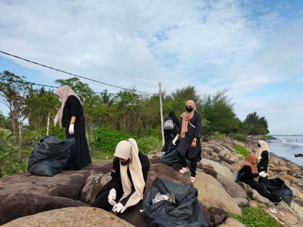 Relawan Daerah Pidie Pilah Sampah di Pantai Sukon Water Park