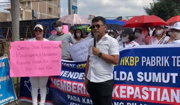 Laporan Tak Kunjung Diproses, Jemaat HKBP Pabrik Tenun Aksi di Polda Sumut