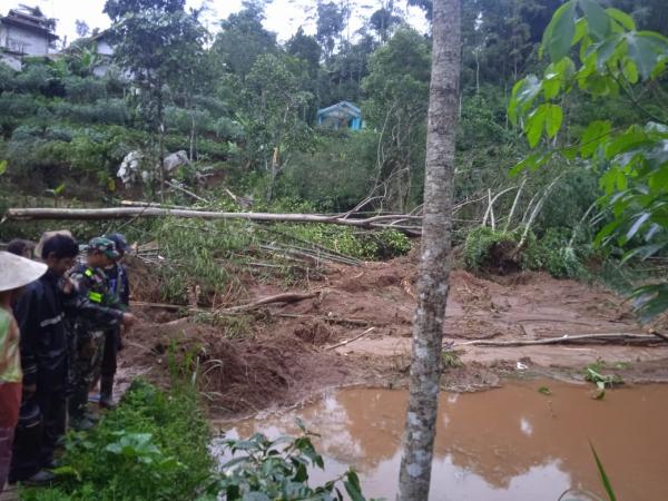 Longsor di Pejawaran Rusak Lahan dan Tutup Akses Utama Warga