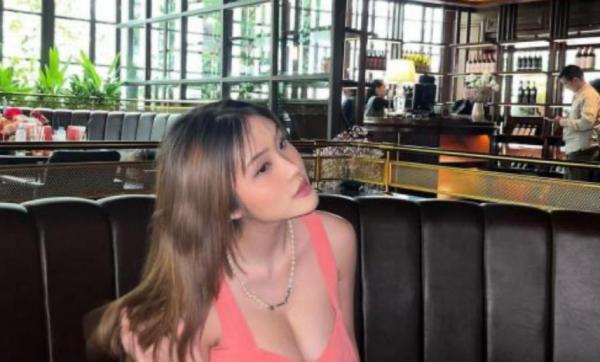 Potret Seksi Anastasya Khosasih Pakai Tanktop Pink, Bikin Netizen Salfok