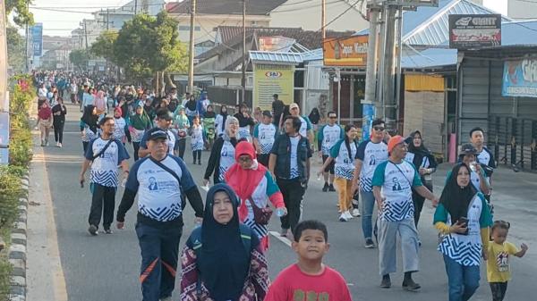 Ribuan Warga Bangka Tengah Ikuti Jalan Sehat bersama BUMN  Rachmat Kurniawan