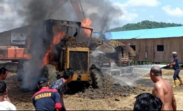 Diduga Berawal dari Kompor Gas,Satu Grader dan Truk Aspal Curah Hangus Terbakar di Aceh Timur