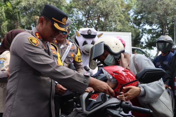 Jaga Keselamatan Anak-anak saat Berkendara, Polres Probolinggo Beri Helm Gratis