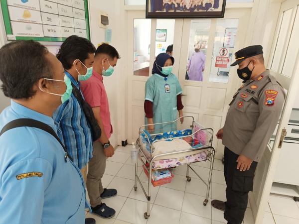 Tega! Kardus Berisikan Bayi Mungil Ditaruh di Warung Kopi Banyuwangi, Begini Kondisinya