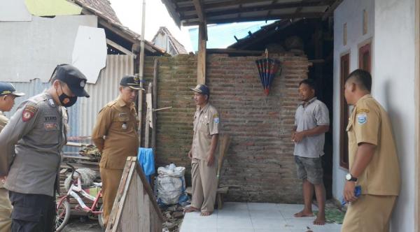 Desa Bucor Wetan Lakukan Pemberantasan Sarang Nyamuk di Setiap Rumah Warga