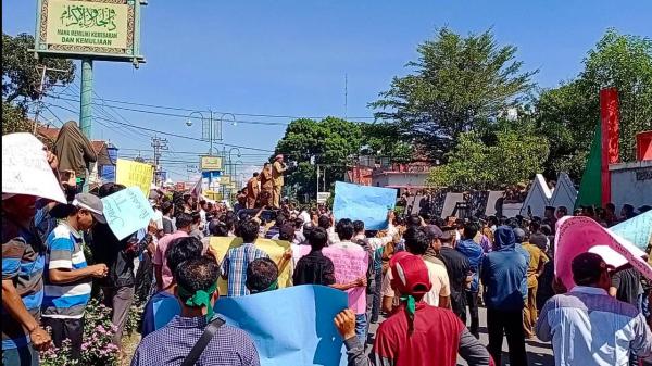 Tolak Penurunan Siltap, Ribuan Perangkat Desa Gelar Unjuk Rasa di Gedung DPRK Aceh Tenggara