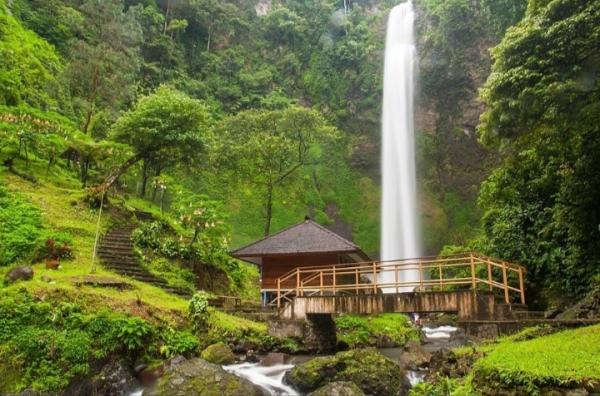 Mitos Dibalik Keindahan Air Terjun Tertinggi di Kota Bandung Bagi Sepasang Kekasih