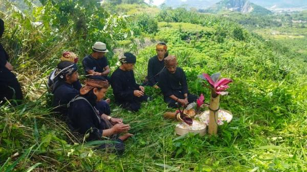 Tragedi TPA Leuwigajah, Masyarakat Adat Cireundeu Gelar Doa Bersama dan Tabur Bunga