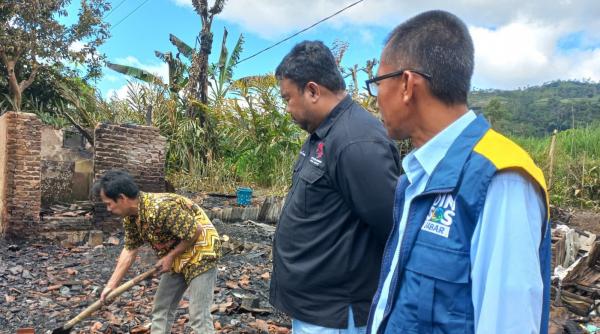 Dinsos Bersama Anggota DPRD Garut Berikan Bansos Kepada Korban Kebakaran di Banjarwangi