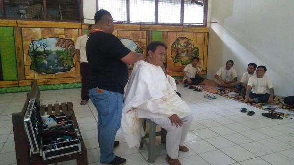 Warga Binaan Lapas Surabaya Dibekali Ilmu Kelola Barbershop