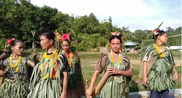 Mengintip Desa Unik yang Dihuni Perempuan Cantik dengan Tampilan Gigi Runcing
