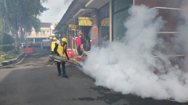 Antisipasi DBD, Sidokkes Polres Tasikmalaya Kota Lakukan Fogging di Mako dan Aspol