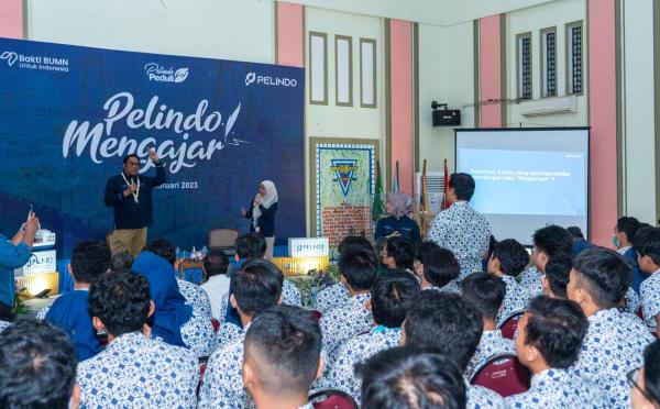 Dukung Program Pelindo Mengajar, TPS Goes to SMKN 2 Surabaya