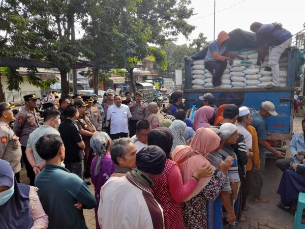 Stabilkan Harga Beras di Probolinggo, 100 Ton Beras Medium Digelontor lewat Operasi Pasar