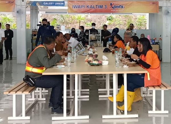 Jokowi Makan Siang Bersama Pekerja Konstruksi di IKN, Begini Penampakannya