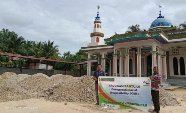 PT Nafasindo Bantu Sertu Untuk Penimbunan Halaman Masjid di Desa Srikayu