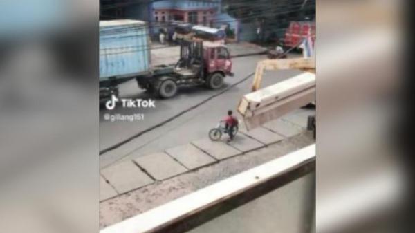 Bikin Haru, Video Anak Termenung Diseberang Jalan Melihat Temannya Bermain Air