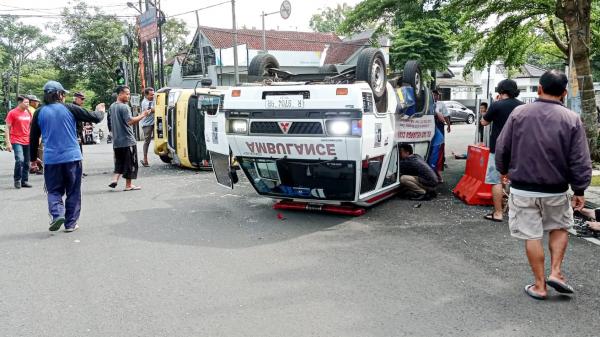 Mobil Ambulans Bawa Bayi Berusia 3 Hari Tabrakan dan Terbalik di Ciamis