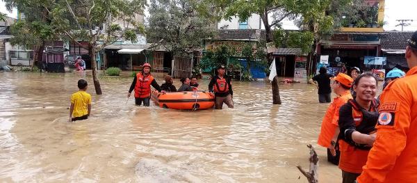 Hujan Deras, Sejumlah Wilayah di Bekasi Banjir hingga Capai 1 Meter, Berikut Titiknya