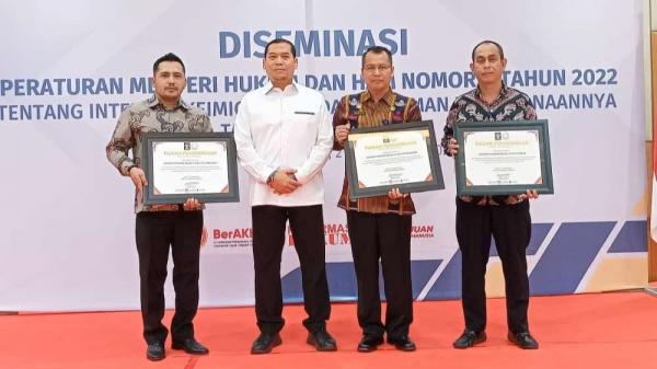 Imigrasi Bima kembali Raih Penghargaan Terbaik LHI, Kakanim Terima Piagam di Kota Medan