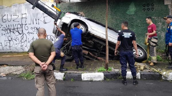 Kecelakaan Tunggal di Lengkong Bandung, Mobil Terperosok ke Parit